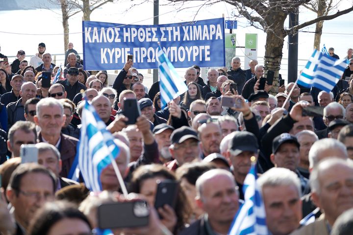 Αρκετοί από τους συγκεντρωμένους κρατούσαν ελληνικές σημαίες