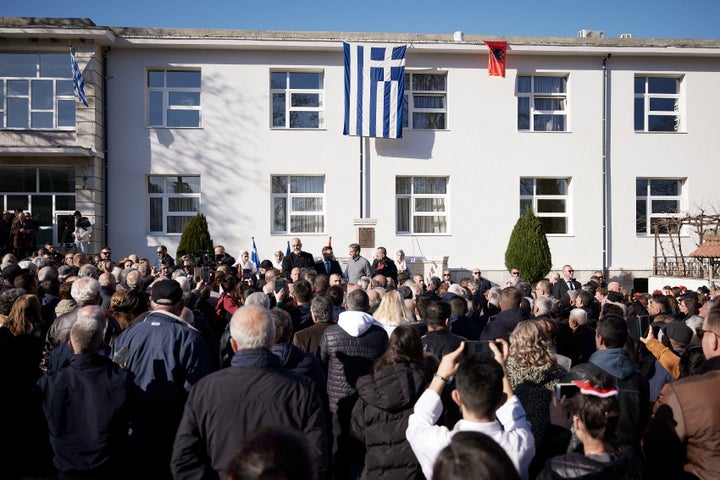 Κυριάκος Μητσοτάκης και Έντι Ράμα μιλάνε στους κατοίκους της Δερβίτσανης