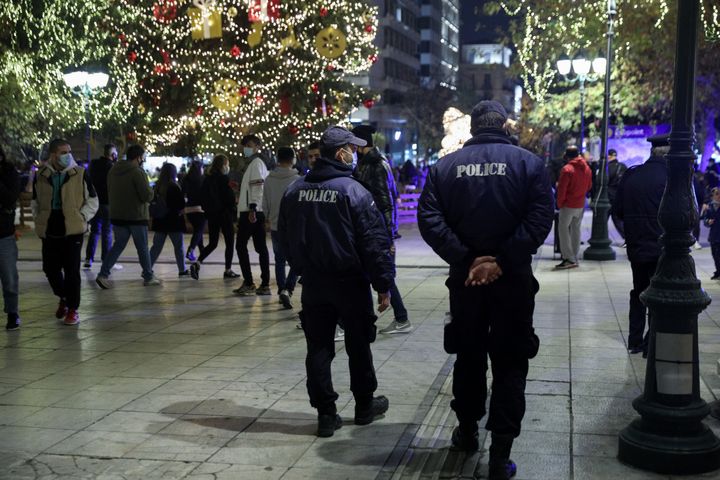 ΣΤΙΓΜΙΟΤΥΠΑ ΑΠΟ ΤΗ ΠΛΑΤΕΙΑ ΣΥΝΤΑΓΜΑΤΟΣ ΣΤΟ ΧΡΙΣΤΟΥΓΕΝΝΙΑΤΙΚΟ ΔΕΝΤΡΟ (ΓΙΑΝΝΗΣ ΠΑΝΑΓΟΠΟΥΛΟΣ/ EUROKINISSI)