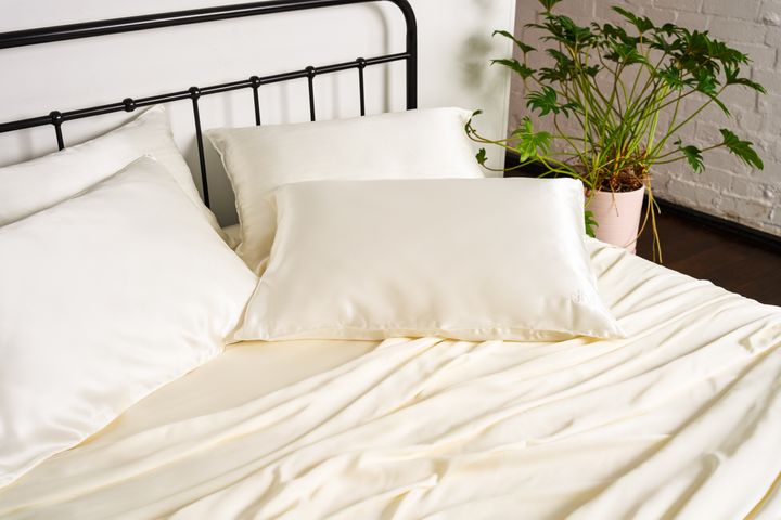 The Silvi silk pillowcase in white