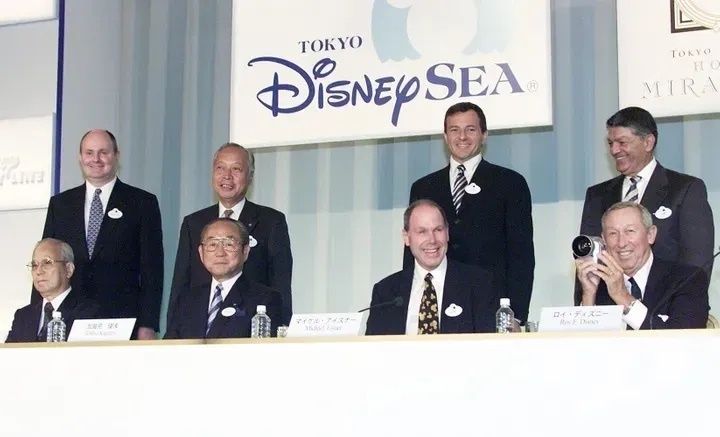東京ディズニーランド隣接地に建設された新テーマパーク「東京ディズニーシー」が開業。記念撮影する（前列左から）オリエンタルランドの加藤康三会長、加賀見俊夫社長、ザ・ウォルト・ディズニー・カンパニーのマイケル・アイズナー会長兼最高経営責任者、ロイ・ディズニー副会長（全て当時=2001年9月4日）