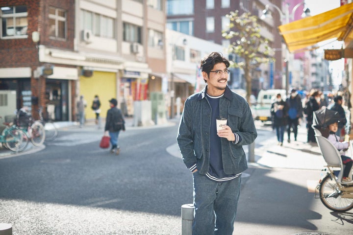 商店街を歩く坂口憲二さん