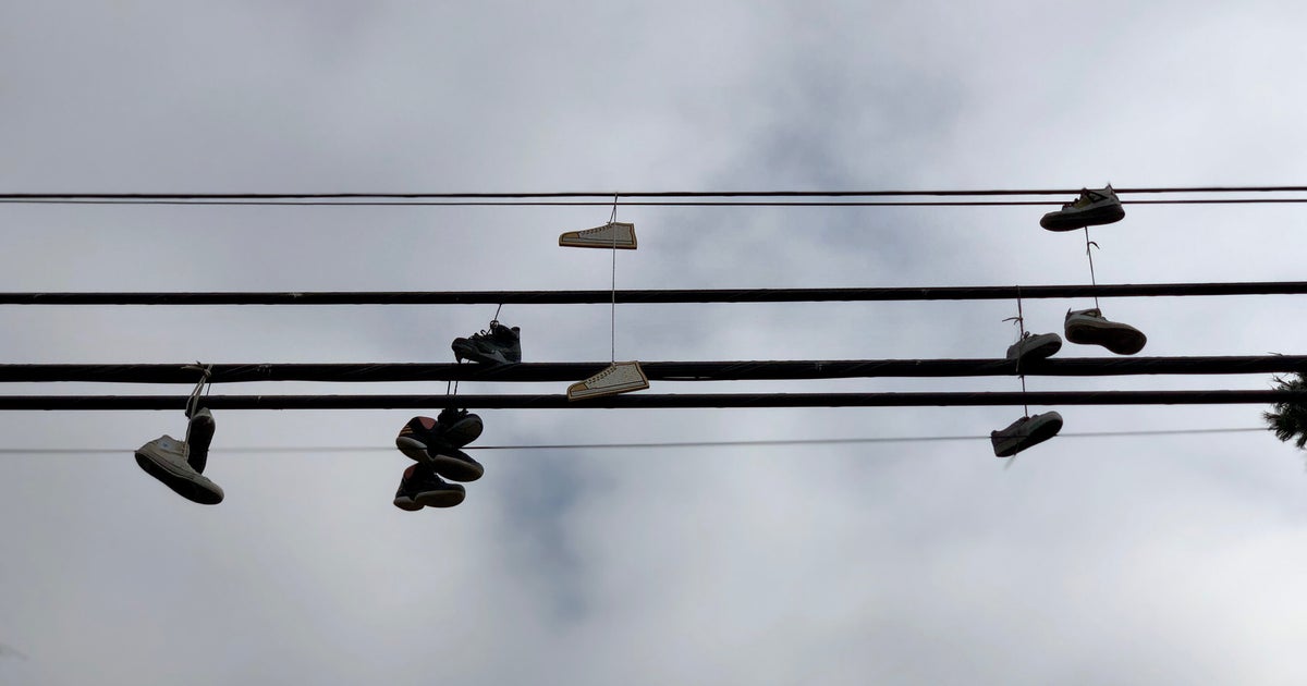 Qué significado tienen las zapatillas colgadas en los cables de la luz TrendRadars Español