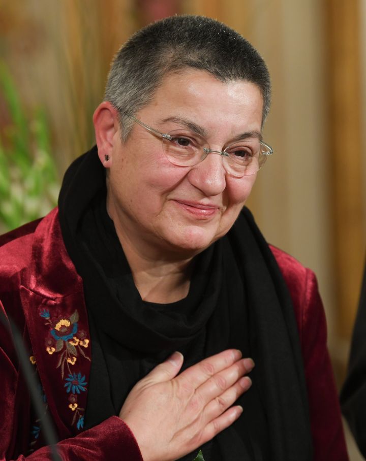 28 Νοεμβρίου 2018, Έσση, Βισμπάντεν: Η γιατρός και ακτιβίστρια για τα ανθρώπινα δικαιώματα Sebnem Korur Fincanci από την Τουρκία, εκφωνεί την ευχαριστήρια ομιλία της στην τελετή απονομής του Βραβείου Ειρήνης της Έσσης, στο Κοινοβούλιο της Έσσης. Τιμήθηκε για τη δέσμευσή της στην αποκάλυψη των βασανιστηρίων και των παραβιάσεων των ανθρωπίνων δικαιωμάτων στην Τουρκία. Θεωρείται ως μία από τις κορυφαίες ακτιβίστριες για την ειρήνη και τα ανθρώπινα δικαιώματα στη χώρα της. Το Βραβείο Ειρήνης της Έσσης είναι "προικισμένο" με 25.000 ευρώ. Photo: Arne Dedert/dpa (Photo by Arne Dedert/picture alliance via Getty Images)