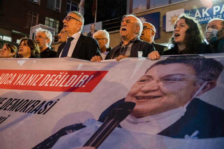 2022/10/27: Οι διαδηλωτές κρατούν ένα πανό με μια φωτογραφία της Sebnem Korur Fincanci με τις λέξεις "Hodja Sebnem" (δεν είμαι μόνη" ενώ φώναζαν συνθήματα κατά τη διάρκεια διαμαρτυρίας. Ο Τουρκικός Ιατρικός Σύλλογος (TTB) πραγματοποίησε συνέντευξη Τύπου στο κτίριο των κεντρικών γραφείων του, μετά τη σύλληψη της προέδρου του Κεντρικού Συμβουλίου Σεμπνέμ Κορούρ Φιντσάντσι. Χαρακτήρισαν την σύλληψη ως "πραξικόπημα". Η Πρόεδρος του Τουρκικού Ιατρικού Συλλόγου Καθ. Δρ Σεμπνέμ Κορούρ Φιντζαντσί συνελήφθη με την κατηγορία της προσβολής των ενόπλων δυνάμεων. Κάλεσε για ανεξάρτητη έρευνα σχετικά με την πιθανή χρήση χημικών όπλων εναντίον Κούρδων ανταρτών που συνδέονται με το PKK στο Βόρειο Ιράκ. (Photo by Bilal Seckin/SOPA Images/LightRocket via Getty Images)