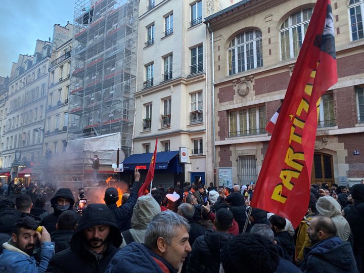 Διαδηλωτές συγκρούονται με τη γαλλική αστυνομία κατά τη διάρκεια διαδήλωσης κοντά στην οδό Ανγκιέν μετά από επίθεση με πυροβολισμούς από τους οποίους σκοτώθηκαν και τραυματίστηκαν άτομα σε μια κεντρική συνοικία του Παρισιού, Γαλλία, 23 Δεκεμβρίου 2022. REUTERS/Clotaire Achi