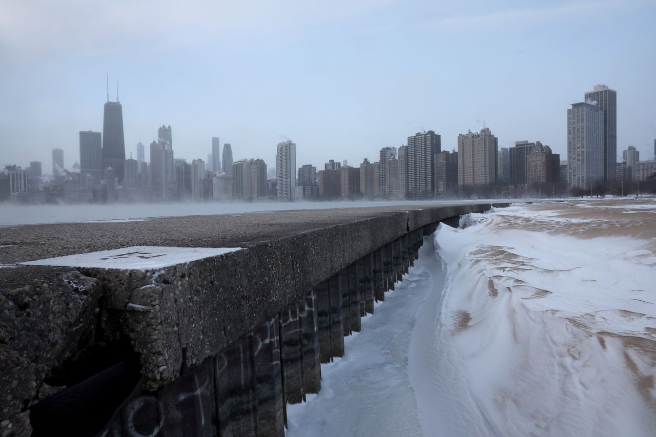 Ο ατμός αναδύεται από μια παγωμένη λίμνη Μίσιγκαν κοντά στο κέντρο του Σικάγο την Πέμπτη.