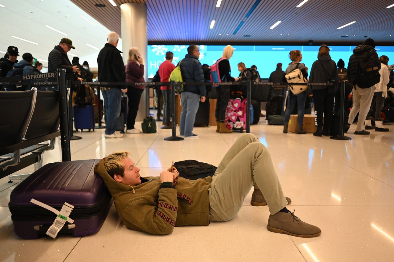 Ο Τζέιμς Γκαρόφαλο από το Κολοράντο Σπρινγκς του Κολοράντο ξαπλώνει στο Διεθνές Αεροδρόμιο του Ντένβερ την Πέμπτη μετά την ακύρωση της πτήσης του και περισσότερων από 500 άλλων στο αεροδρόμιο.