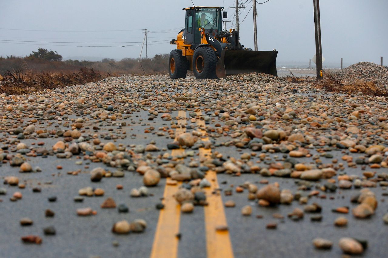 Στο Westport της Μασαχουσέτης, την Παρασκευή, ένα φορτηγό καθαρίζει σωρούς από πέτρες που εκτοξεύτηκαν στην ξηρά από μια καταιγίδα.