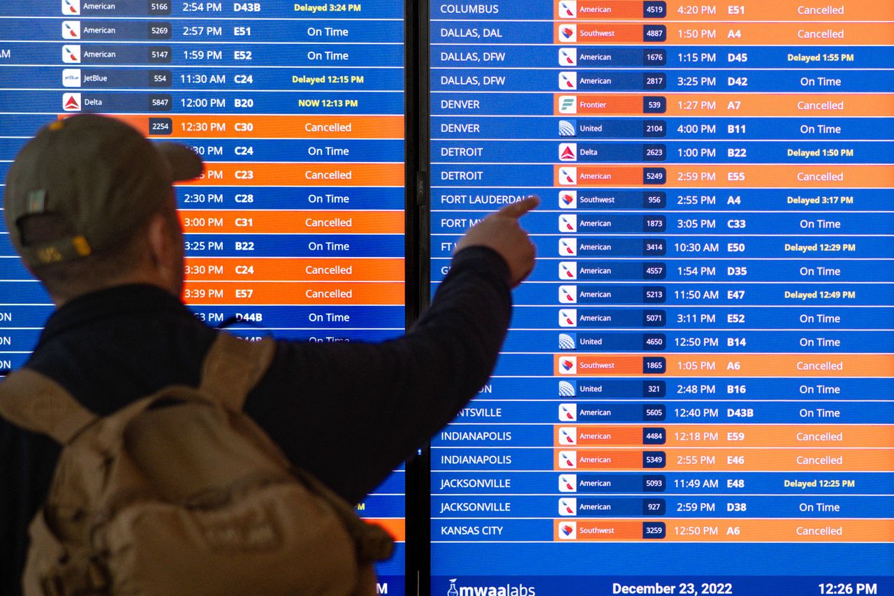 Ένας πίνακας πληροφοριών εμφανίζει πολλές ακυρωμένες πτήσεις και καθυστερήσεις στο Εθνικό αεροδρόμιο Reagan στο Aρλινγκτον της Βιρτζίνια, την Πέμπτη.