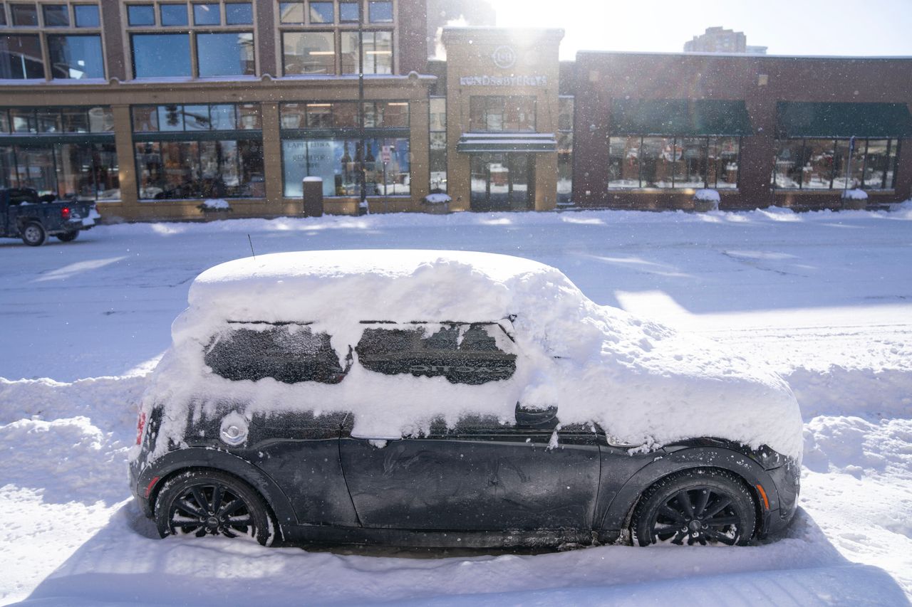 Ένα χιονισμένο αυτοκίνητο έμεινε σταθμευμένο στο κέντρο της Μινεάπολης την Πέμπτη.