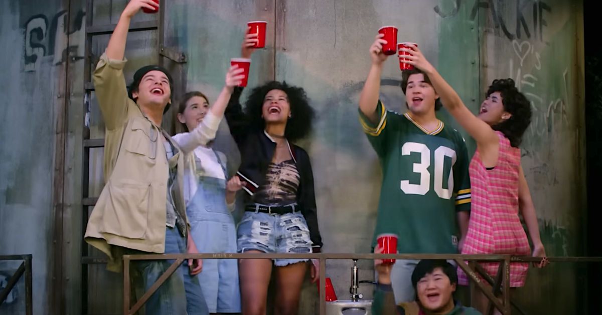 ‚That ’90s Show‘-Trailer: Eine neue Generation hängt ab, wird high und trinkt