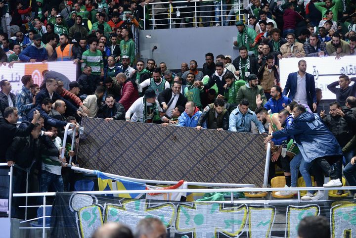 Ένα μέρος της κερκίδας πέφτει κατά τη διάρκεια του αγώνα Super Cup της Αιγύπτου μεταξύ της Αλ Ιτιχάντ Αλεξάνδρια και της Αλ Αχλί, στο αθλητικό κέντρο «Χασάν Μουσταφά» στη Γκίζα.