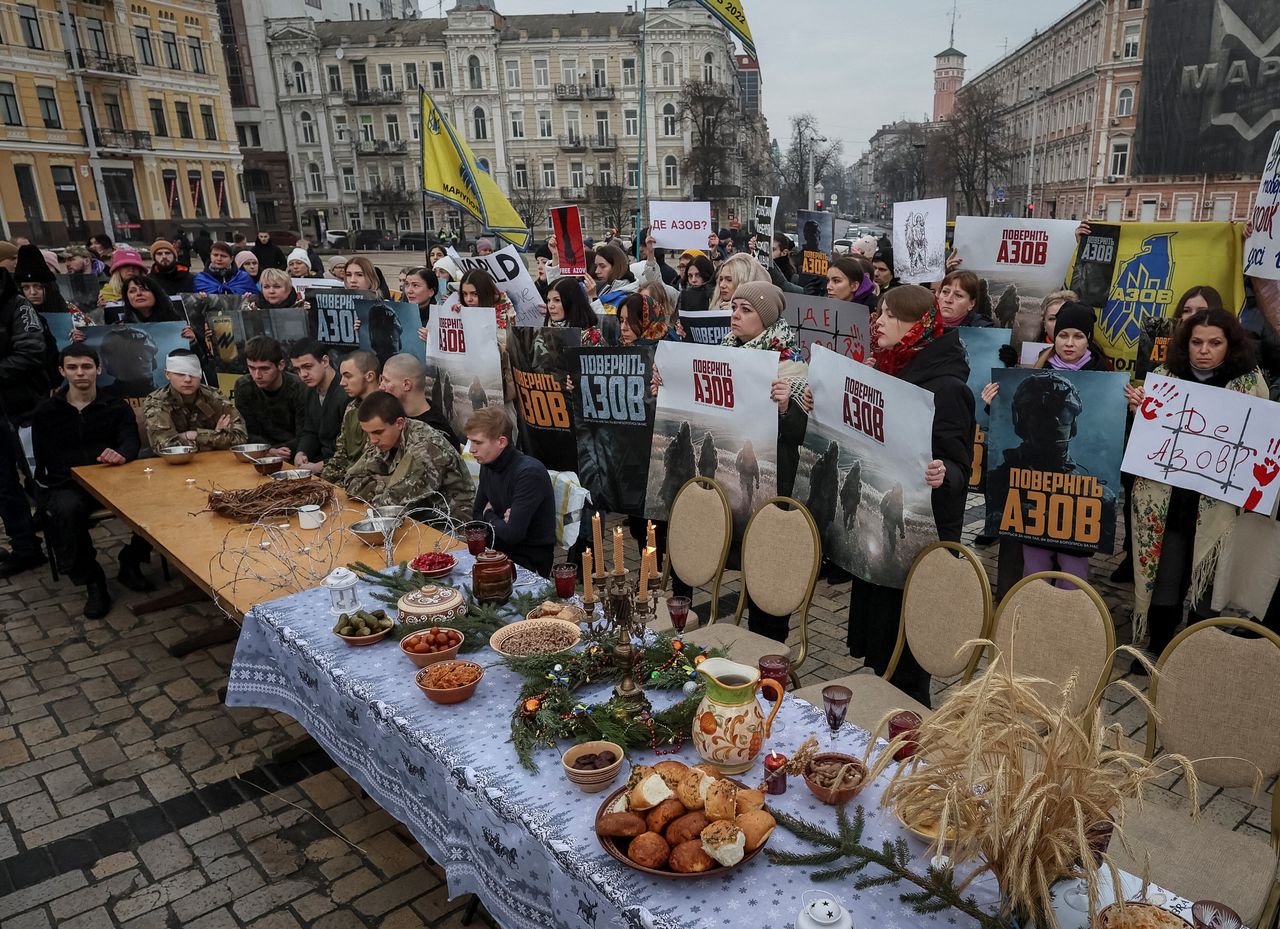 Ουκρανία: Συγγενείς και φίλοι ουκρανών ομήρων παρακολουθούν θεατρική παράσταση με τίτλο «Σύνταγμα Αζόφ Χριστούγεννα σε αιχμαλωσία».