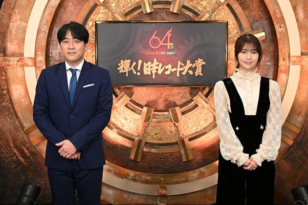 『第64回 輝く!日本レコード大賞』司会の安住紳一郎アナウンサー（左）と有村架純さん