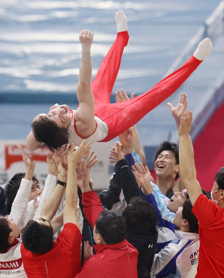 現役引退イベントで演技を終え、胴上げされる体操男子の内村航平＝3月12日、東京体育館