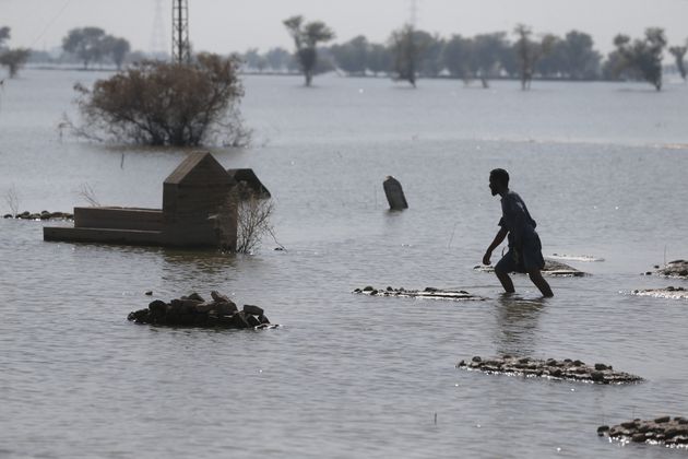 パキスタンのシンド州で洪水災害が数カ月にわたって起こり、1400人が死亡した（2022年11月11日、パキスタン）
