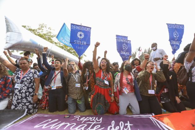 COP27の国際会議場前で気候変動による悪影響を排除するために各国が資金提供を行うようデモを行う気候活動家たち