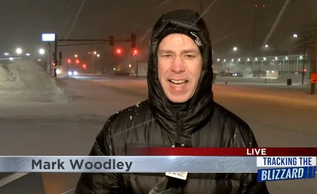 猛吹雪の中で中継するマーク・ウッドリーさん