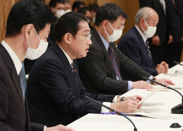 「ＧＸ（グリーントランスフォーメーション）実行会議」で発言する岸田文雄首相（左から２人目）＝２２日、首相官邸