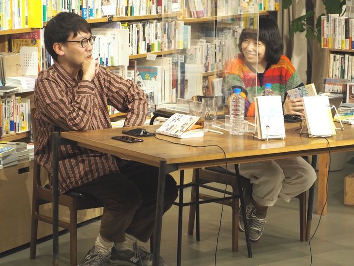 文筆家・イラストレーターの金井真紀さん（右）と東京大学大学院准教授の斎藤幸平さん（左）
