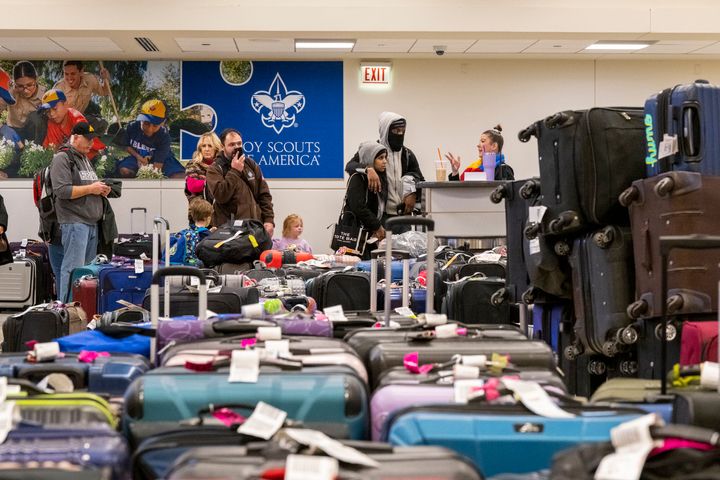 Pracownik Southwest Airlines próbuje pomóc podróżnym w znalezieniu zagubionego bagażu na międzynarodowym lotnisku Midway, poniedziałek, 26 grudnia 2022 r., w Chicago.