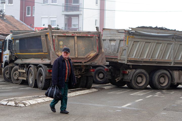 Ένας άνδρας διασχίζει τον δρόμο κοντά σε ένα οδόφραγμα στο βόρειο τμήμα της εθνικά διχασμένης πόλης Mitrovica, Κοσσυφοπέδιο, 27 Δεκεμβρίου 2022. REUTERS/Miodrag Draskic