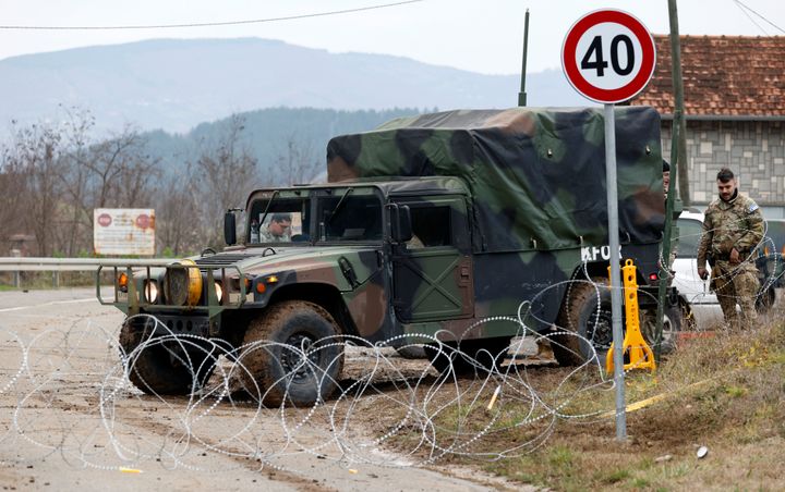 Αμερικανοί στρατιώτες που υπηρετούν στην υπό την ηγεσία του ΝΑΤΟ ειρηνευτική δύναμη KFOR, φυλάκιο στο δρόμο κοντά στο συνοριακό πέρασμα του βόρειου Κοσσυφοπεδίου Jarinje, κατά μήκος των συνόρων Κοσσυφοπεδίου-Σερβίας, Κοσσυφοπέδιο, Κυριακή, 18 Δεκεμβρίου 2022. Οι εντάσεις μεταξύ Σερβίας και Κοσσυφοπεδίου αναζωπυρώθηκαν κατά τη διάρκεια την περασμένη εβδομάδα αφότου οι Σέρβοι έστησαν οδοφράγματα στους κεντρικούς δρόμους στα βόρεια της επαρχίας για να διαμαρτυρηθούν για τη σύλληψη ενός πρώην Σέρβου αστυνομικού του Κοσσυφοπεδίου. (AP Photo/Marjan Vucetic)