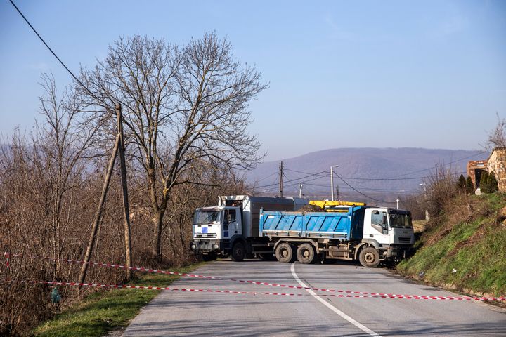Φορτηγά που χρησιμοποιούνται ως οδοφράγματα στο χωριό Rudare στις 26 Δεκεμβρίου 2022 κοντά στο Zvecan, Κοσσυφοπέδιο. Σύμφωνα με αξιωματούχους, πυροβολισμοί σημειώθηκαν σε περιοχή στο βόρειο Κοσσυφοπέδιο καθώς τα στρατεύματα του ΝΑΤΟ περιπολούσαν την Κυριακή, εν μέσω αυξανόμενων εντάσεων μεταξύ των τοπικών Σέρβων και των αρχών. (Photo by Ferdi Limani/Getty Images)
