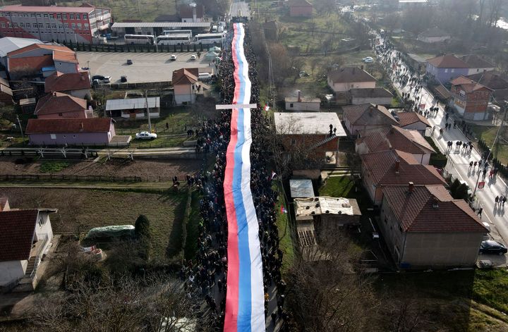 Οι Σέρβοι του Κοσσυφοπεδίου φέρουν μια γιγάντια σερβική σημαία κατά τη διάρκεια διαμαρτυρίας σε ένα οδόφραγμα στο δρόμο, κοντά στο χωριό Rudare, βόρεια της σερβικής κυριαρχίας, τμήματος της εθνοτικά διαιρεμένης πόλης Mitrovica, Κοσσυφοπέδιο, Πέμπτη, 22 Δεκεμβρίου 2022. Ο κανόνας της Ευρωπαϊκής Ένωσης η αποστολή νόμου, γνωστή ως EULEX, έκρινε την Τρίτη ως «ανησυχητική και τεταμένη» και «απαράδεκτη» την αυξανόμενη ανησυχητική κατάσταση στο βόρειο Κοσσυφοπέδιο όπου οι Σέρβοι έχουν υψώσει οδοφράγματα στους κεντρικούς δρόμους σε μια νέα έξαρση των διμερών εντάσεων. (AP Photo/Bojan Slavkovic)