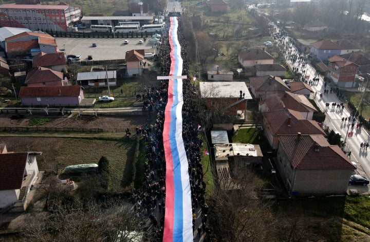 Οι Σέρβοι του Κοσσυφοπεδίου φέρουν μια γιγάντια σερβική σημαία κατά τη διάρκεια διαμαρτυρίας σε ένα οδόφραγμα στο δρόμο, κοντά στο χωριό Rudare, βόρεια της σερβικής κυριαρχίας, τμήματος της εθνοτικά διαιρεμένης πόλης Mitrovica, Κοσσυφοπέδιο, Πέμπτη, 22 Δεκεμβρίου 2022. Ο κανόνας της Ευρωπαϊκής Ένωσης η αποστολή νόμου, γνωστή ως EULEX, έκρινε την Τρίτη ως «ανησυχητική και τεταμένη» και «απαράδεκτη» την αυξανόμενη ανησυχητική κατάσταση στο βόρειο Κοσσυφοπέδιο όπου οι Σέρβοι έχουν υψώσει οδοφράγματα στους κεντρικούς δρόμους σε μια νέα έξαρση των διμερών εντάσεων. (AP Photo/Bojan Slavkovic)