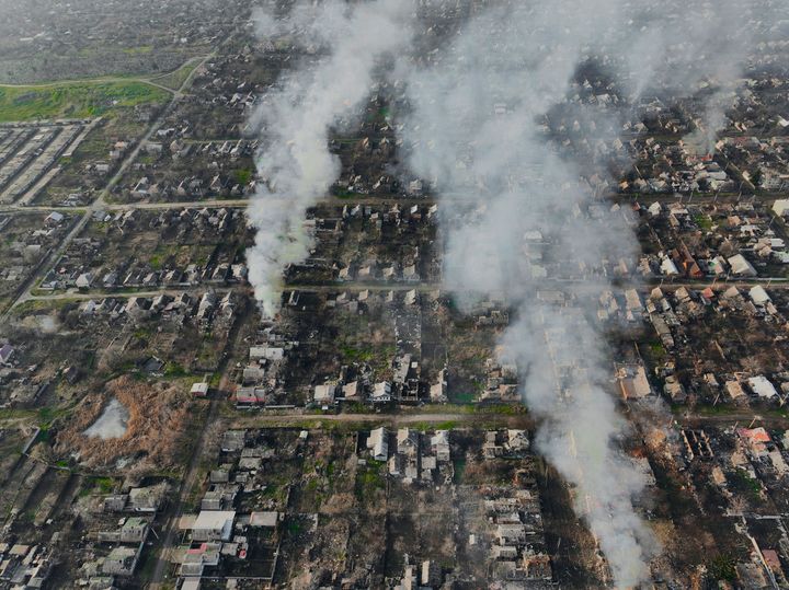 Καπνός υψώνεται μετά τις ρωσικές επιθέσεις στα περίχωρα του Μπαχμούτ της Ουκρανίας, Τρίτη, 27 Δεκεμβρίου 2022. (AP Photo/Libkos)