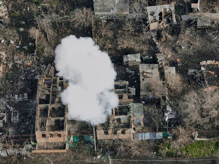 Καπνός υψώνεται μετά τις ρωσικές επιθέσεις στα περίχωρα του Μπαχμούτ της Ουκρανίας, Τρίτη, 27 Δεκεμβρίου 2022. (AP Photo/Libkos)
