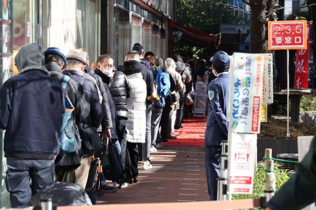 年末ジャンボ宝くじを買い求める人たち＝東京都中央区、2021年11月24日