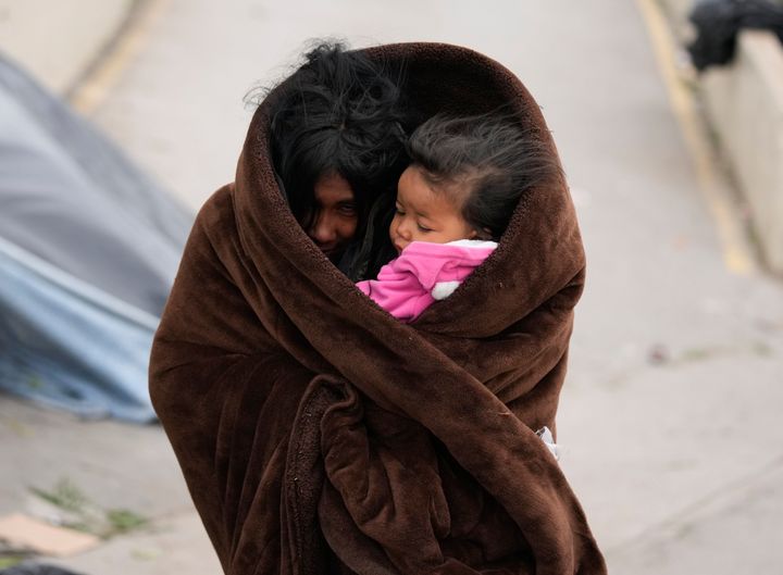 Μετανάστρια με μωρό στα σύνορα το Μεξικό-ΗΠΑ, 23 Δεκεμβρίου 2022