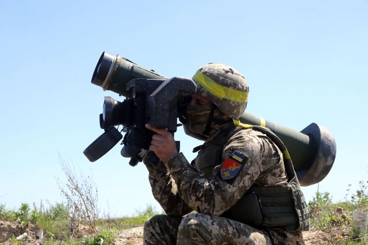 2021年5月、軍事演習中に対戦車ミサイル「ジャベリン」を構えるウクライナ兵（Volodymyr Tarasov/ Ukrinform/Future Publishing via Getty Images）
