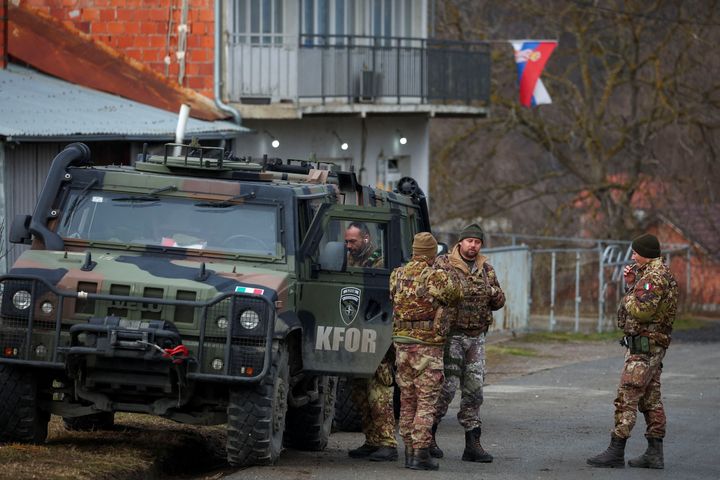 Μέλη των Ιταλικών Ενόπλων Δυνάμεων, μέρος της ειρηνευτικής αποστολής του ΝΑΤΟ στο Κοσσυφοπέδιο, φρουρούν κοντά σε ένα οδόφραγμα στο Rudare, κοντά στο βόρειο τμήμα της εθνικά διχασμένης πόλης Mitrovica, Κοσσυφοπέδιο, 28 Δεκεμβρίου 2022.