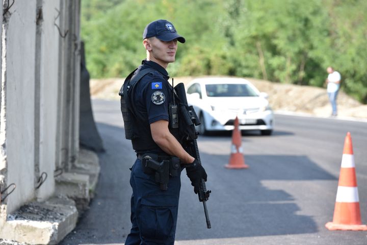Ένας ειδικός φρουρός του Κοσσυφοπεδίου περιπολεί την περιοχή κοντά στο συνοριακό πέρασμα μεταξύ Κοσσυφοπεδίου και Σερβίας στο Jarinje, Κοσσυφοπέδιο, 1 Σεπτεμβρίου 2022. REUTERS/Laura Hasani/File Photo