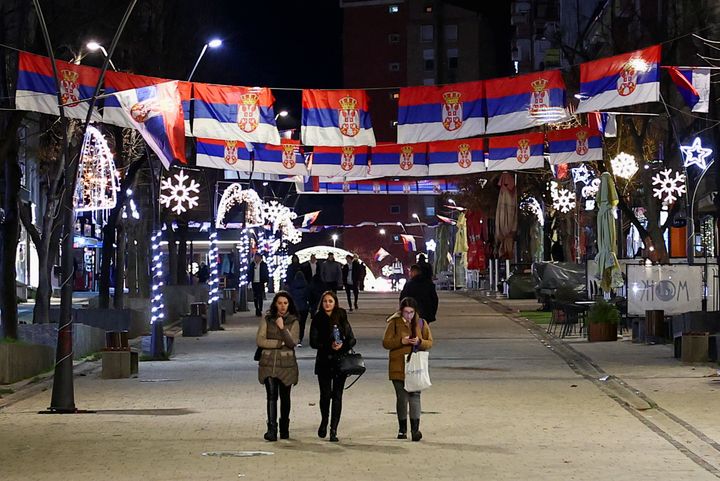 Οι άνθρωποι περπατούν στο βόρειο τμήμα της διαιρεμένης πόλης Mitrovica, Κοσσυφοπέδιο, 27 Δεκεμβρίου 2022. REUTERS/Florion Goga