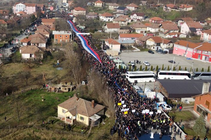 Οι ντόπιοι Σέρβοι φέρουν μια γιγάντια σερβική σημαία καθώς διαμαρτύρονται κατά της κυβέρνησης κοντά σε ένα οδόφραγμα στο Rudare, κοντά στο βόρειο τμήμα της εθνικά διχασμένης πόλης Mitrovica, Κοσσυφοπέδιο, 22 Δεκεμβρίου 2022. REUTERS/Fatos Bytyci