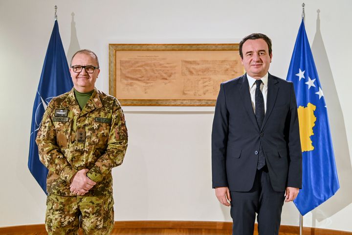 Σε αυτή τη φωτογραφία που παρέχεται από το γραφείο δημοσίων υποθέσεων της κυβέρνησης του Κοσόβου, ο Πρωθυπουργός Albin Kurti, δεξιά, ποζάρει με τον ανώτατο διοικητή του ΝΑΤΟ στο Κοσσυφοπέδιο, Στρατηγό Angelo Michele Ristuccia, στην Πρίστινα, Κοσσυφοπέδιο, Δευτέρα, 26 Δεκεμβρίου 2022. Οι δυο τους συναντήθηκαν εν μέσω αυξημένων εντάσεων στο βόρειο τμήμα του Κοσόβου όπου το ΝΑΤΟ είπε ότι άγνωστοι ένοπλοι άνοιξαν πυρ κοντά σε μονάδα περιπολίας του ΝΑΤΟ. (Γραφείο δημοσίων υποθέσεων της κυβέρνησης του Κοσσυφοπεδίου μέσω AP)