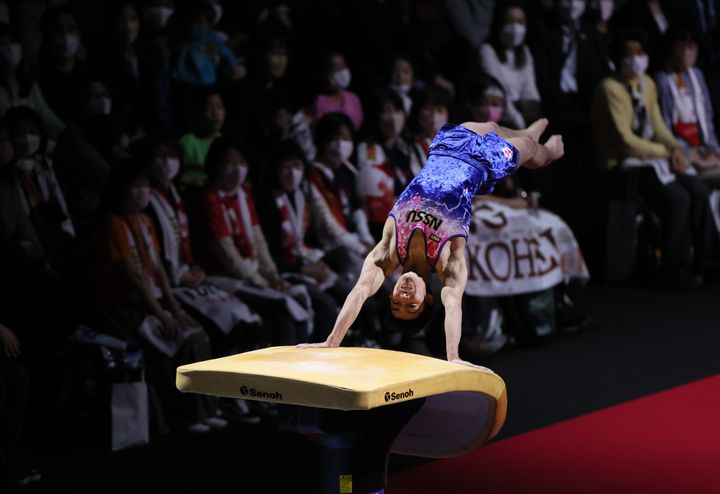 内村航平さん現役引退イベントで、跳馬の演技をする白井健三さん＝3月12日、東京体育館