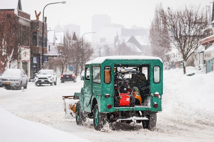 Ένα τζιπ μεταφέρει εκχιονιστήρα σε δρόμο μετά από μια χειμερινή καταιγίδα στο Μπάφαλο, Νέα Υόρκη, ΗΠΑ, 27 Δεκεμβρίου 2022. REUTERS/Lindsay DeDario