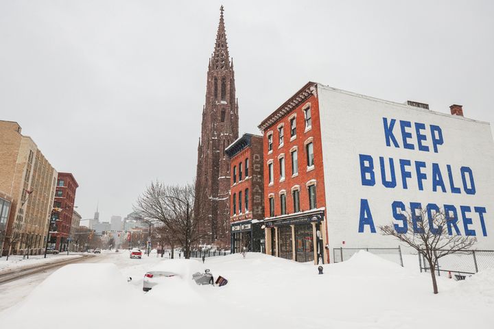 Εγκαταλελειμμένα αυτοκίνητα καλύπτονται από χιόνι σε έναν δρόμο μετά από καταιγίδα στο Μπάφαλο, Νέα Υόρκη, ΗΠΑ, 27 Δεκεμβρίου 2022. REUTERS/Lindsay DeDario