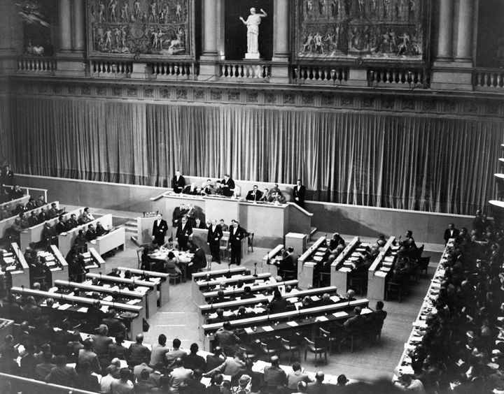 Αύγουστος του 1949 Πρώτη συνεδρίαση του Συμβουλίου της Ευρώπης στο Στρασβούργο. Η διαδικασία του ευρωπαϊκού οικοδομήματος μέσα από την ίδρυση του Συμβουλίου της Ευρώπης το 1949 και τη δημιουργία της Ευρωπαϊκής Κοινότητας Άνθρακα και Χάλυβα (ΕΚΑΧ) το 1950 και της Ευρωπαϊκής Οικονομικής Κοινότητας (ΕΟΚ) το 1957 έχει ξεκινήσει.Σήμερα είμαστε έτοιμοι για το επόμενο μεγάλο βήμα.