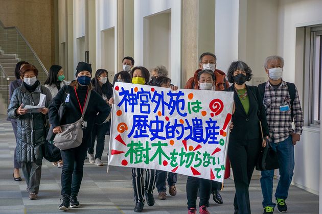 環境影響評価審議会が開かれた12月26日、市民らが東京都庁を訪れいちょう並木の確実な保全に関する陳情や声明を手渡した（2022年12月26日）