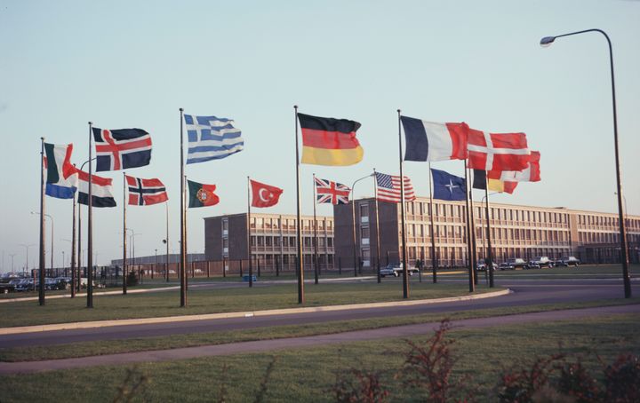 1970 Σημαίες των κρατών μελών του ΝΑΤΟ στην έδρα της Βορειοατλαντικής Συμμαχίας στις Βρυξέλλες