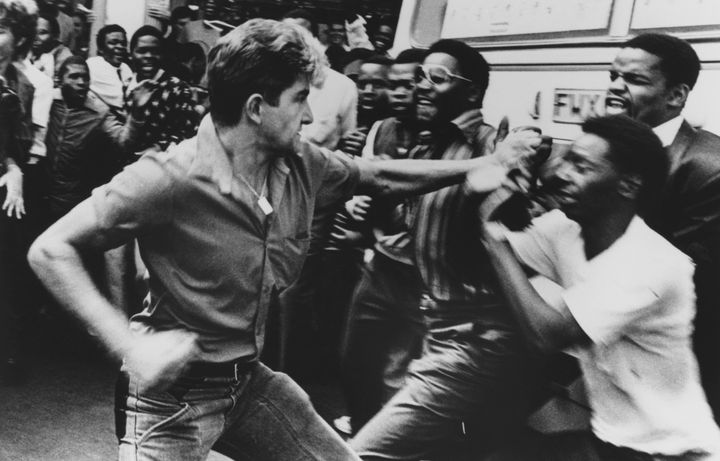 Ένας υποστηρικτής του Νεοναζιστικού Κινήματος Αντίστασης Αφρικανέρ (AWB) της Νότιας Αφρικής τσακώνεται με έναν μαύρο θεατή στη συγκέντρωση του κινήματος στην Πρετόρια, Νότια Αφρική, στις 23 Σεπτεμβρίου 1989. REUTERS/Raymond Preston