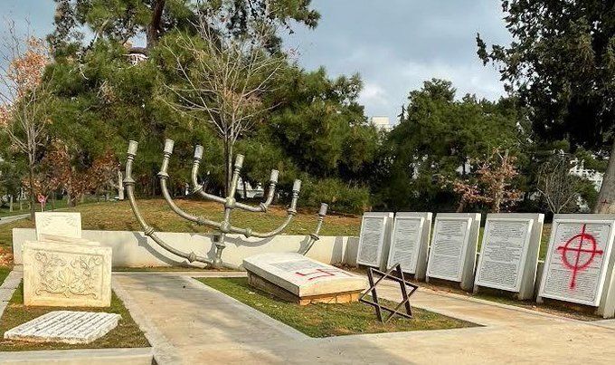 Άγνωστοι βανδάλισαν το μνημείο που ανεγέρθηκε το 2014 εντός της Πανεπιστημιούπολης του ΑΠΘ και αφιερώθηκε στο Παλαιό Εβραϊκό Νεκροταφείο, στη Θεσσαλονίκη.