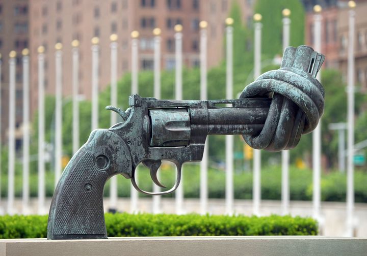 Το γλυπτό "Non Violence" έξω από το κτίριο του ΟΗΕ στην Νέα Υόρκη/
